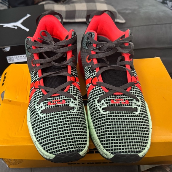 Men’s Nike LeBron Witness VII “Crimson Alligator” - Picture 5 of 8